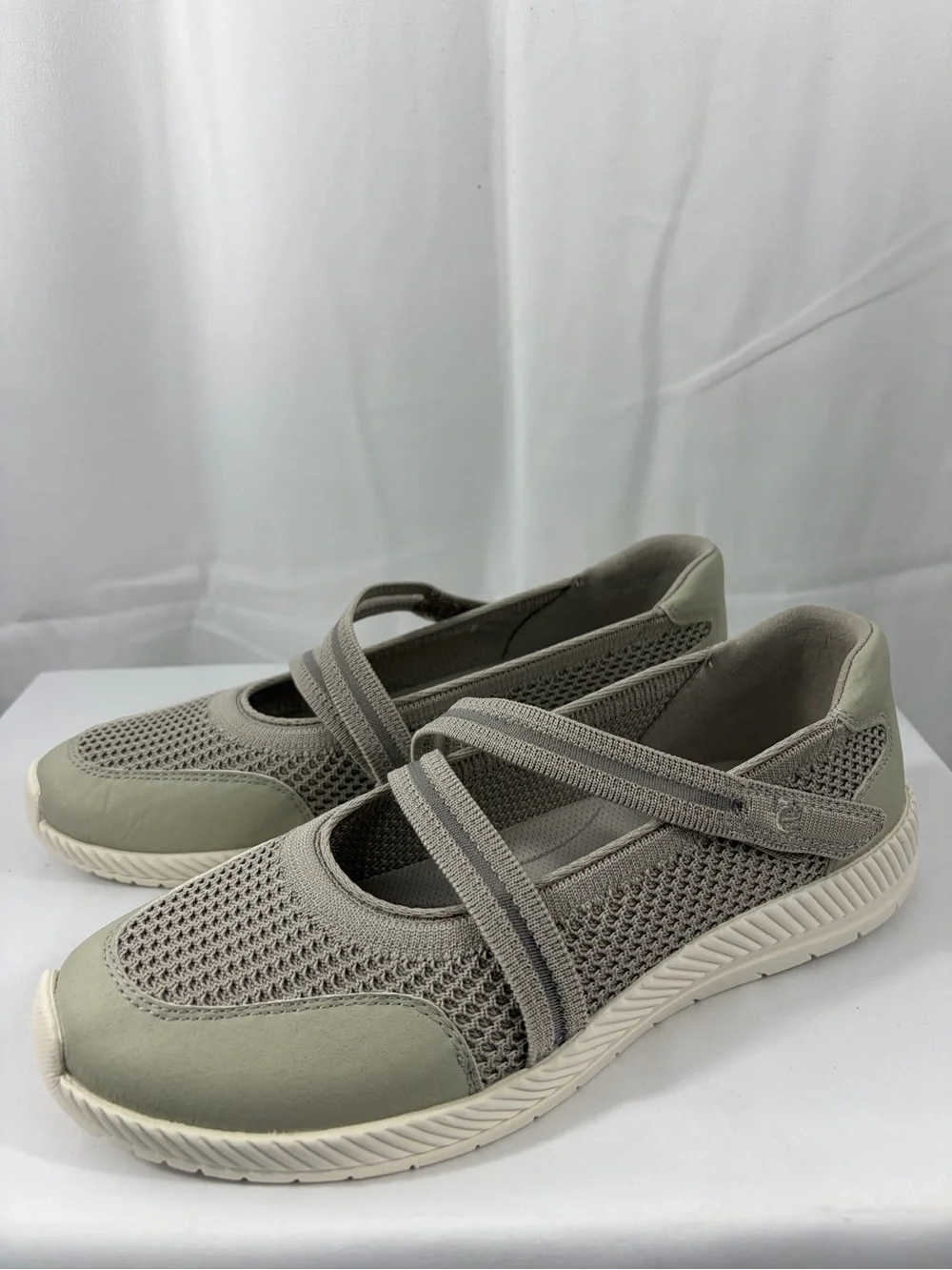 NWT Easy Spirit Women’s Size 8 Neutral Taupe Mesh Mary Jane Athletic Shoes